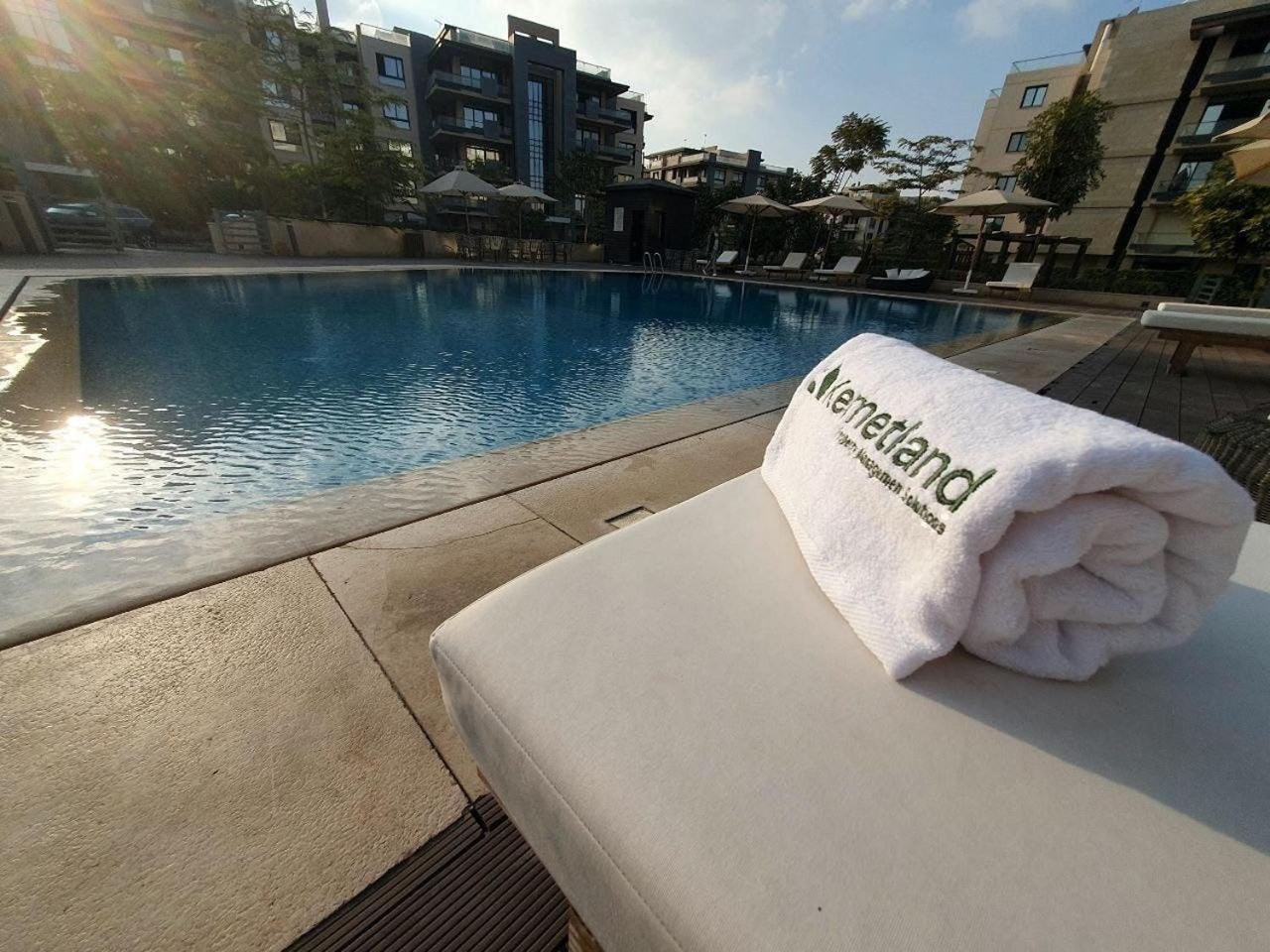 2br With Garden Pool Beside Auc By Kemetland *